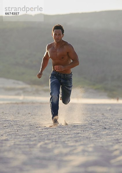 Mann Strand rennen jung