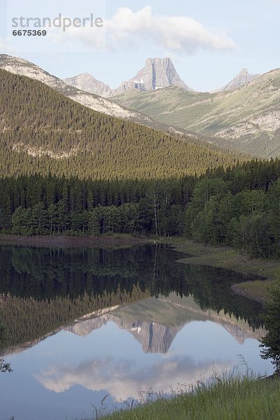 entfernt  Berg  Festung  Keil  Alberta  Kanada  Teich
