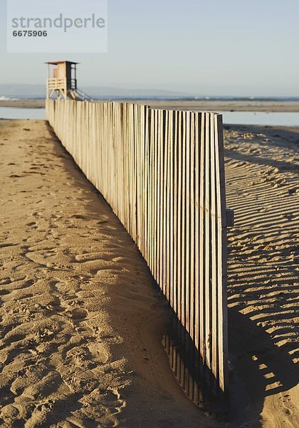 Hölzerner Zaun auf einem Strand