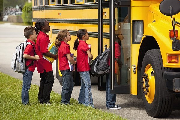 hoch oben Omnibus Schule (Einrichtung) Student übergeben Menschenreihe