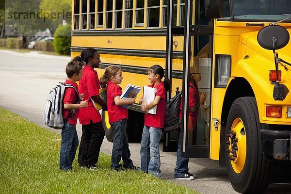 hoch oben Omnibus Schule (Einrichtung) Student übergeben Menschenreihe