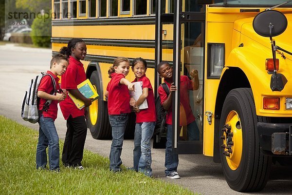 hoch oben Omnibus Schule (Einrichtung) Student übergeben Menschenreihe