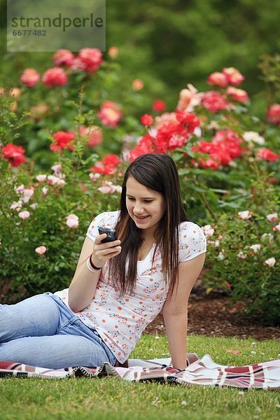 Handy benutzen Jugendlicher Mädchen