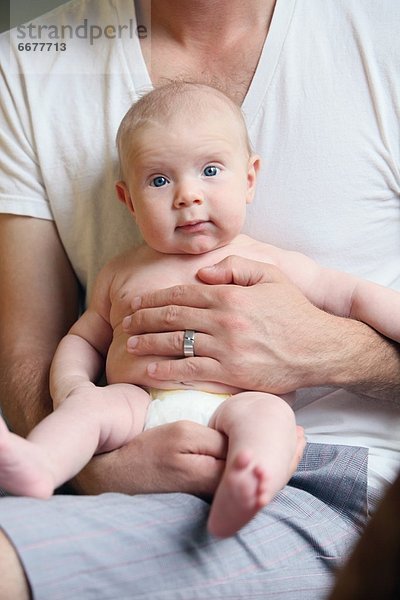 Menschlicher Vater  halten  Säuglingsalter  Säugling