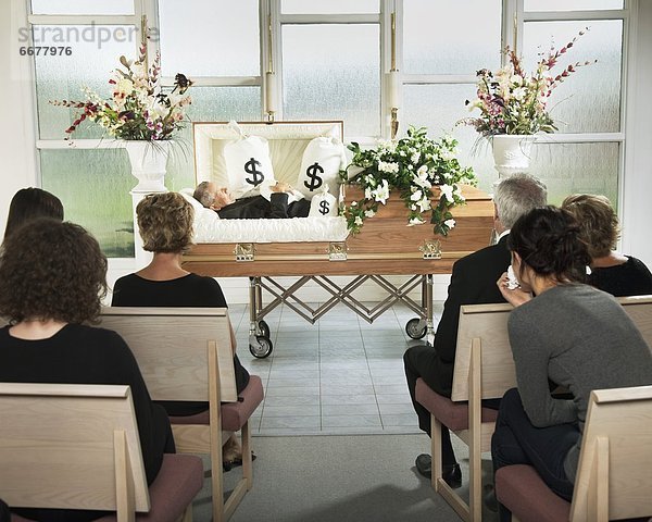 liegend  liegen  liegt  liegendes  liegender  liegende  daliegen  Tasche  Geld  umgeben  Sarg  Begräbnis