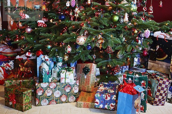 Geschenk Weihnachtsbaum Tannenbaum unterhalb