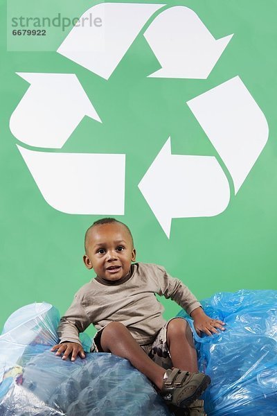 Junge - Person  Tasche  Recycling  unterhalb  Zeichen  jung  Signal