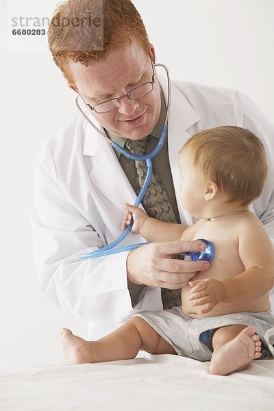 Kinderarzt  Baby  Untersuchung