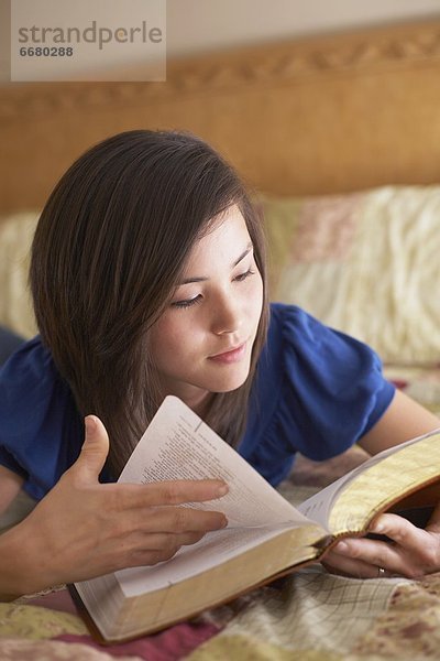 Frau  jung  Bibel  vorlesen