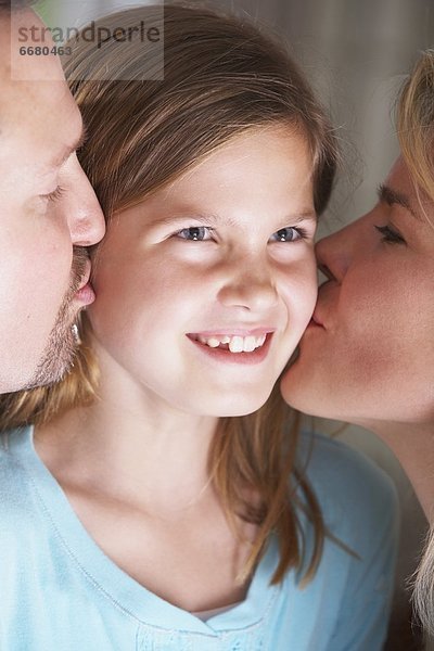 Menschlicher Vater  küssen  Mutter - Mensch