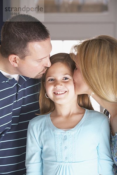 Menschlicher Vater  küssen  Tochter  Mutter - Mensch