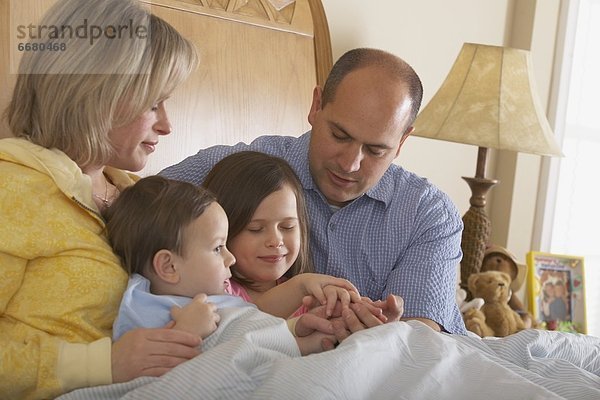 Menschlicher Vater  Gebet  schlafen  Mutter - Mensch