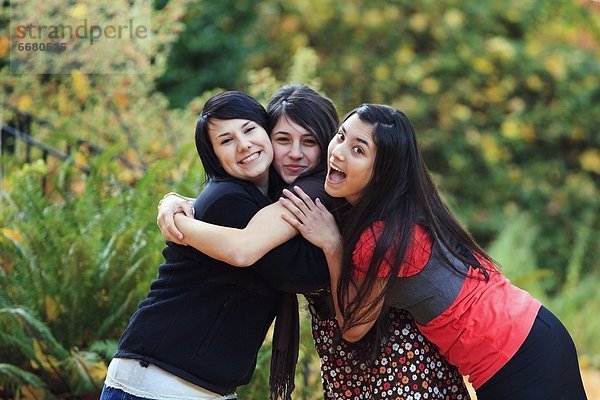 Jugendlicher  umarmen  3  Mädchen
