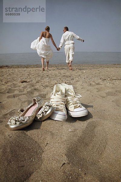 Braut Bräutigam gehen Strand Schuh barfüßig verlassen