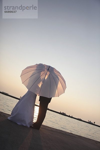 hinter  Braut  Bräutigam  Regenschirm  Schirm  Silhouette