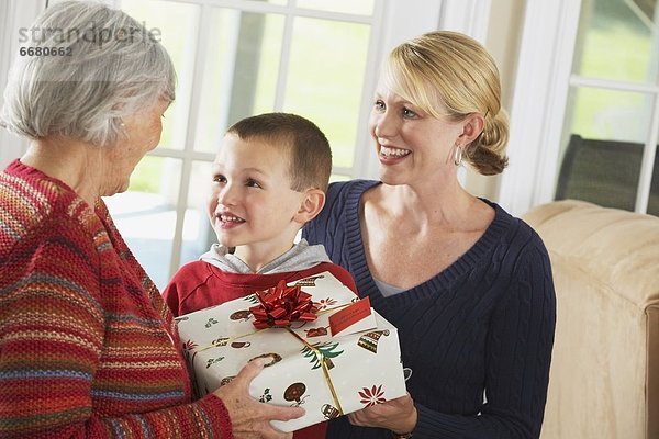 Geschenk  geben  Großmutter  Enkelsohn  Tochter