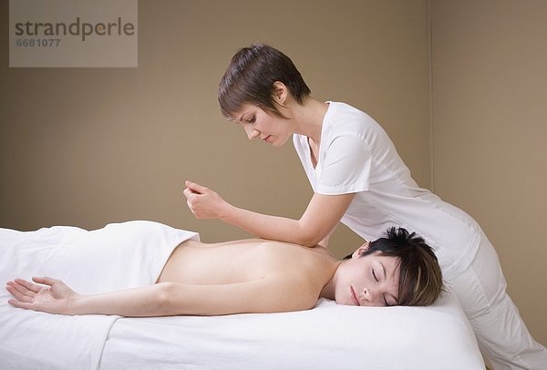 Frau  Massage  Therapeut  bekommen