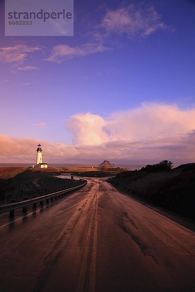 Küste Fernverkehrsstraße Leuchtturm vorwärts