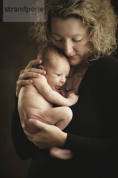 Neugeborenes  neugeboren  Neugeborene  halten  Mutter - Mensch  Baby