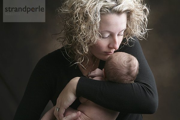 Neugeborenes  neugeboren  Neugeborene  halten  Mutter - Mensch  Baby