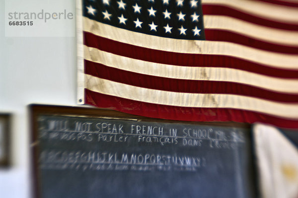 Fahne  Klassenzimmer  Schreibtafel  Tafel  altmodisch