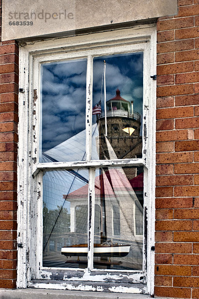 Fenster  Spiegelung  Boot  Leuchtturm