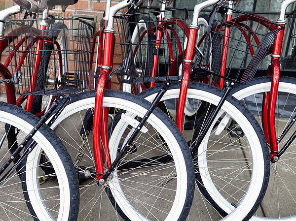 Mittelgroße Menschengruppe  Mittelgroße Menschengruppen  Übereinstimmung  rot  Fahrrad  Rad