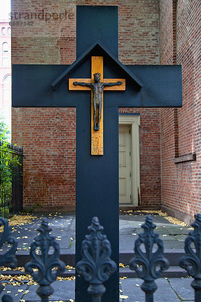 Außenaufnahme  Kirche  Kruzifix