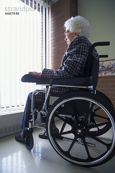 Senior  Senioren  Frau  Fenster  hinaussehen  Rollstuhl