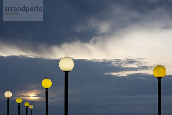 Straße  Beleuchtung  Licht  Abenddämmerung