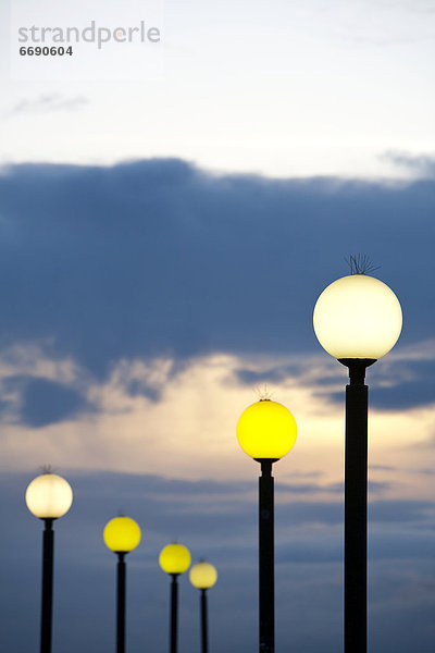 Straße  Beleuchtung  Licht  Abenddämmerung