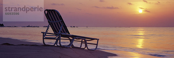 Strand  Sonnenaufgang  Liege  Liegen  Liegestuhl