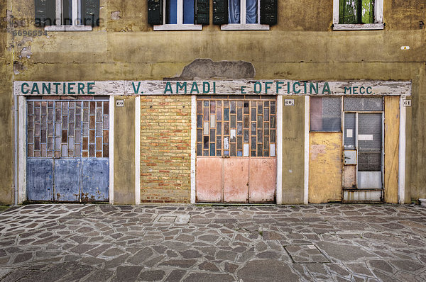 Farbaufnahme Farbe Wohnhaus Stadtplatz Fliesenboden