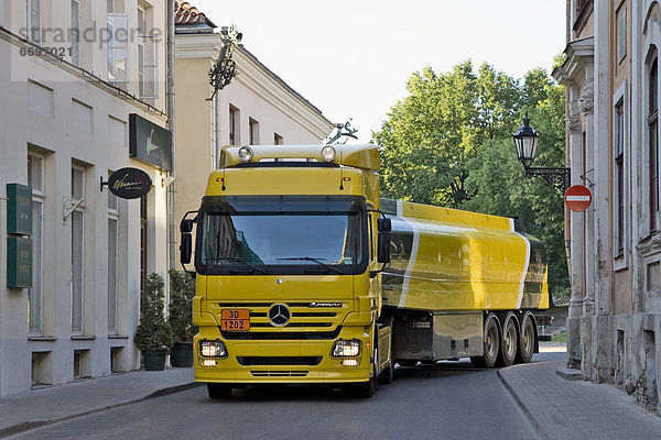 gelb  schwarz  Lastkraftwagen  Benzin