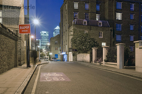 Urban Street in East London bei Nacht