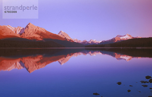 hinter  durchsichtig  transparent  transparente  transparentes  Berg  Tag  See  Maligne Lake  Jasper Nationalpark  Alberta  Kanada