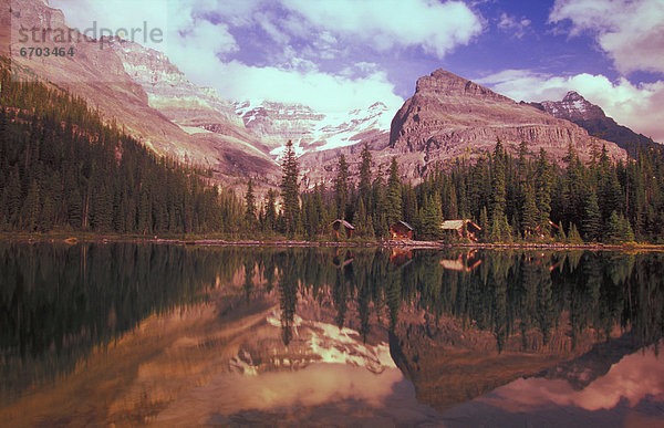 Almhütte  Berg  Spiegelung  See  Yoho Nationalpark  Lake O'Hara  British Columbia  Kanada