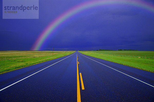 Tag  Fernverkehrsstraße  Regen  Regenbogen