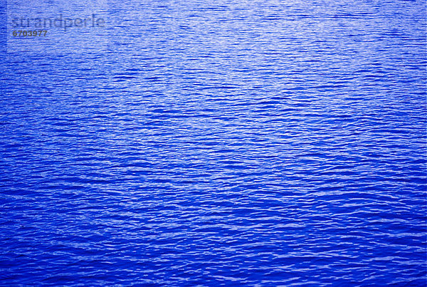 Bodenhöhe  Wasser  klein  blau  gewellt  glatt