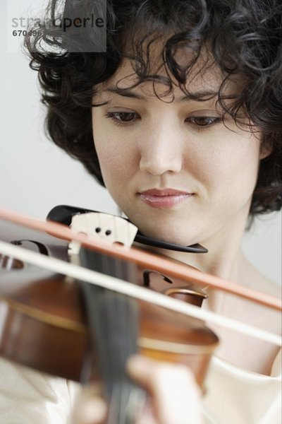 Frau spielen Geige