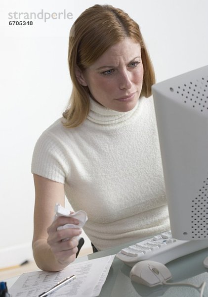 Frau Computer Schreibtisch Elend