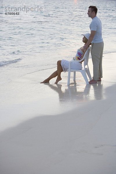 Paar entspannenden am Strand