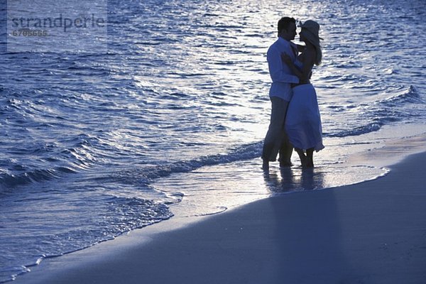 romantisches Paar am Strand