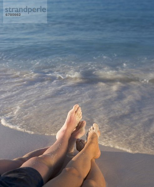 Paar entspannenden am Strand