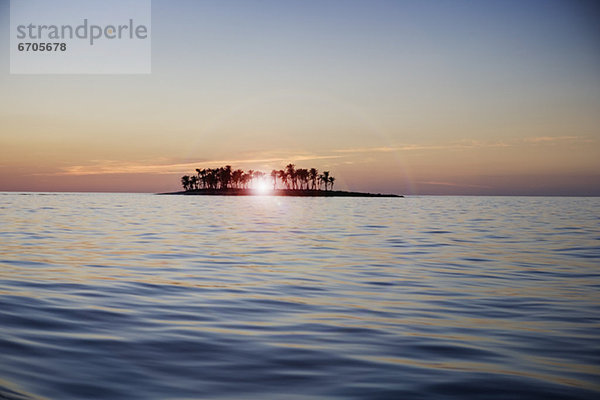 Sonnenuntergang über tropische Insel