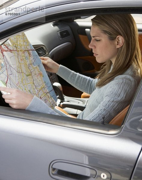 Frau  sehen  Auto  Landkarte  Karte