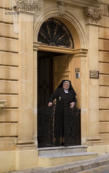 Außenaufnahme  Eingang  Senior  Senioren  Nonne