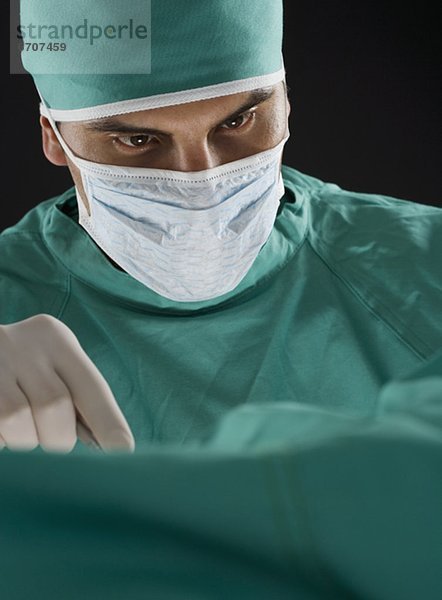 Arzt in steriler Kleidung im OP