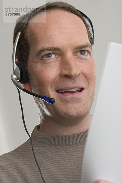 Mann tragen headset