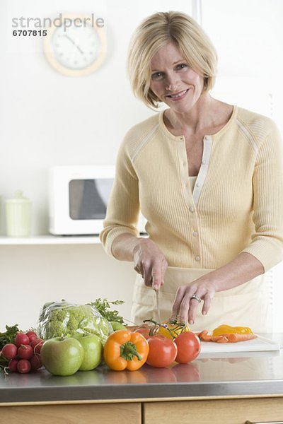 Portrait Frau schneiden Gemüse
